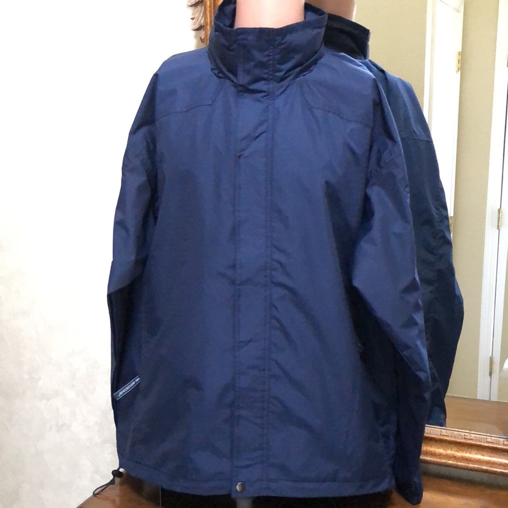TRI-MOUNTAIN Men’s water repellent jacket with hood (in zipper collar). X-LARGE.